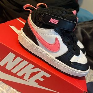 TODDLER NIKE HIGH TOPS SIZE 7 **RUNS SMALL**